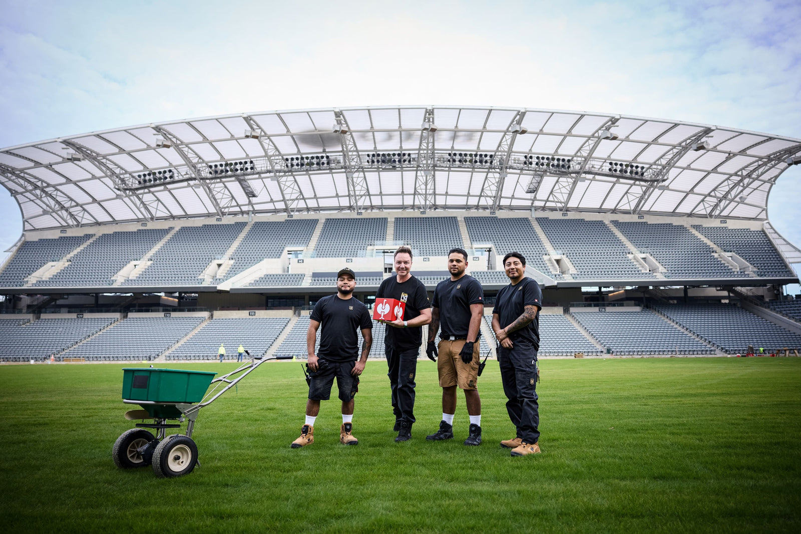 STRAUSS GIBT PARTNERSCHAFT MIT DEM LOS ANGELES FOOTBALL CLUB BEKANNT