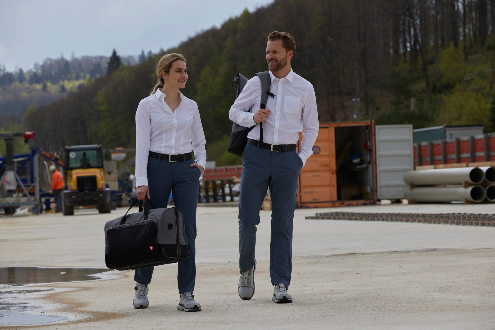 e.s.work&travel Kollektion: Raffinierte Reisetaschen und Chino-Berufshose - eine Dame und ein Herr..