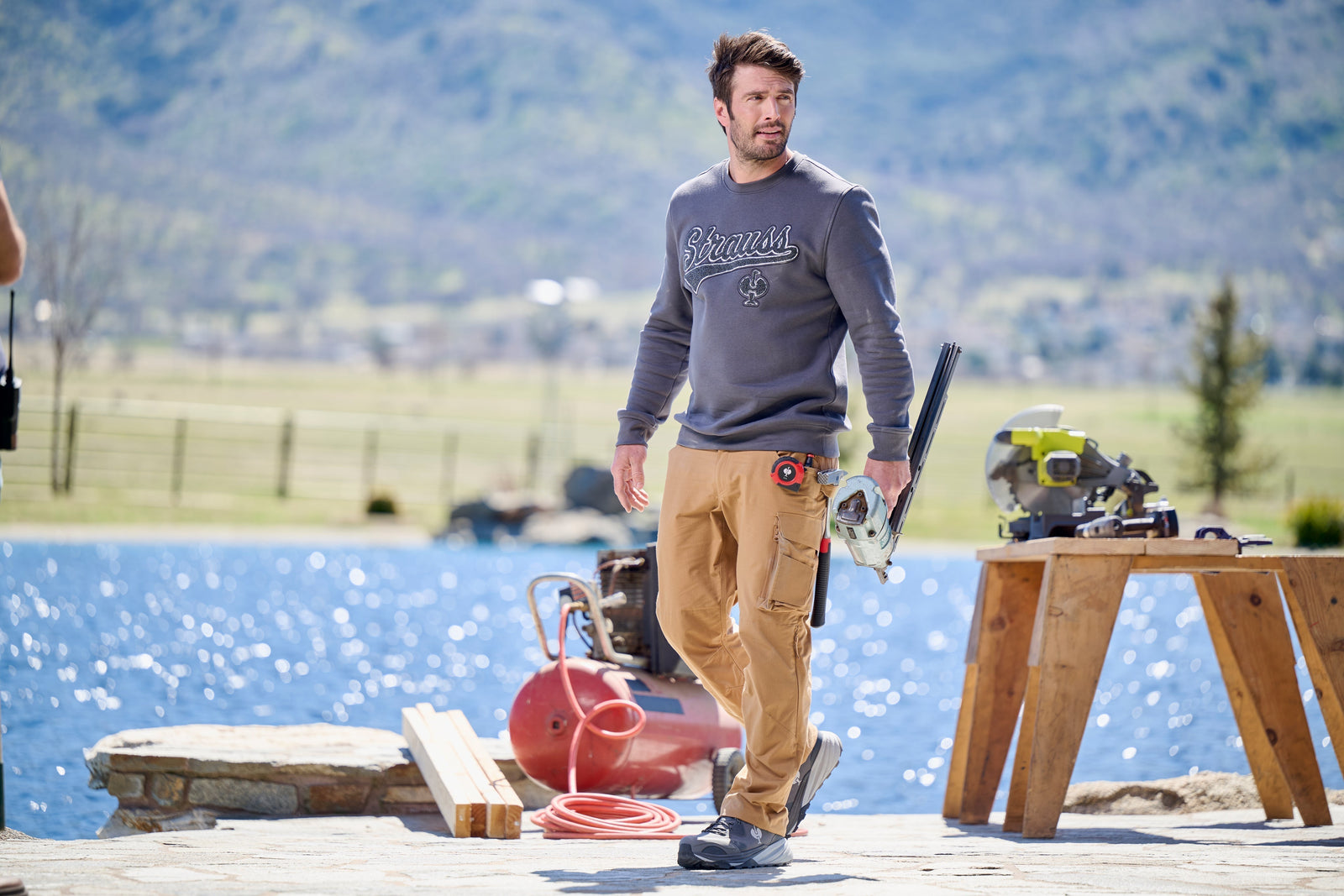 Ein Arbeiter mit Workwear von Strauss.