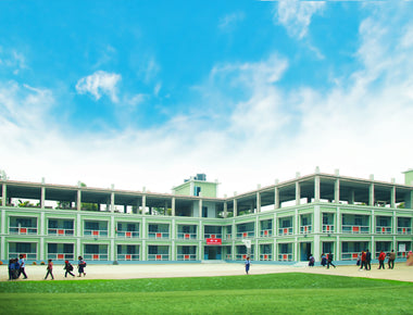 Das Schulhaus der Don-Bosco-Strauss-School bietet momentan Platz für rund 500 Mädchen und Jungen. In den verschiedenen Klassenräumen sind ein Kindergarten sowie die Grund- und
Mittelschule untergebracht.