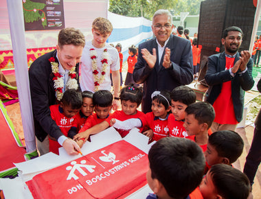 Besonderer Moment: Kinder
der Don-Bosco-Strauss-School schneiden mit Steffen Strauss den Kuchen an
