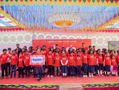 Vor allem die Kinder der neuen Schule stehen im Mittelpunkt der feierlichen Zeremonie in Joypurhat.
