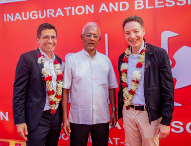 Freuen sich über die Eröffnung der neuen Schule (von links): Dr. Nelson Penedo, Geschäftsführer
von Don-Bosco Mission in Bonn, Pater Francis Alencherry SDB, lokaler Koordinator in Bangladesch und CEO Steffen Strauss.