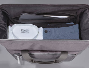Duffle Bag-Reisetasche - geöffnet mit Inhalt