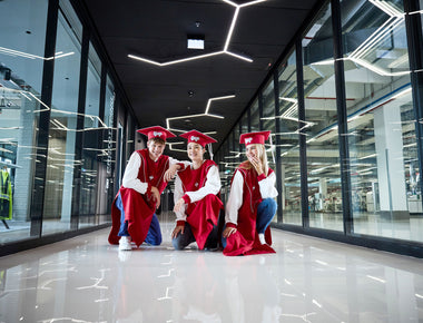Studenten der Strauss Academy werden ein dreijähriges duales Studium absolvieren, das mit einem akkreditierten Bachelor-Abschluss abschließt.