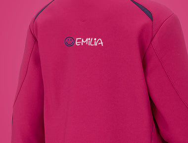 Eine Jacke, auf die der Name Emilia und ein Symbol gestickt wurden. Es ist ein Beispiel für den CI-Configurator MY DESING von Engelbert Strauss.
