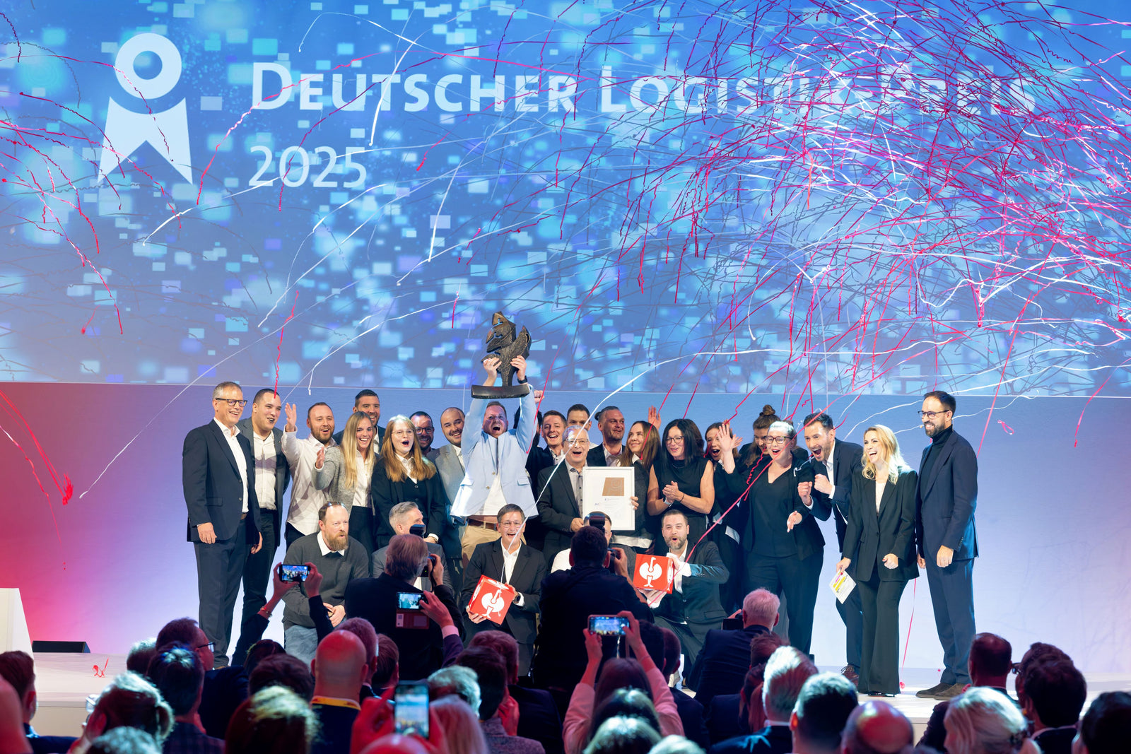 Strauss gewinnt den Deutschen Logistik Preis 2025. Das Familienunternehmen wurde am 22. Oktober 2025 von der Bundesvereinigung Logistik (BVL) in Berlin gewürdigt. Foto: BVL / Kay Herschelmann, Christian Plambeck 