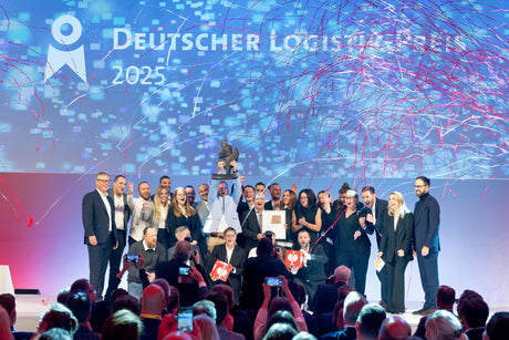 Strauss gewinnt den Deutschen Logistik Preis 2025. Das Familienunternehmen wurde am 22. Oktober 2025 von der Bundesvereinigung Logistik (BVL) in Berlin gewürdigt. Foto: BVL / Kay Herschelmann, Christian Plambeck 