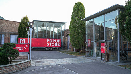 Zu sehen sind Gebäude der METAStadt Wien, davor ein LKW von Arbeitskleidung Engelbert Strauss.