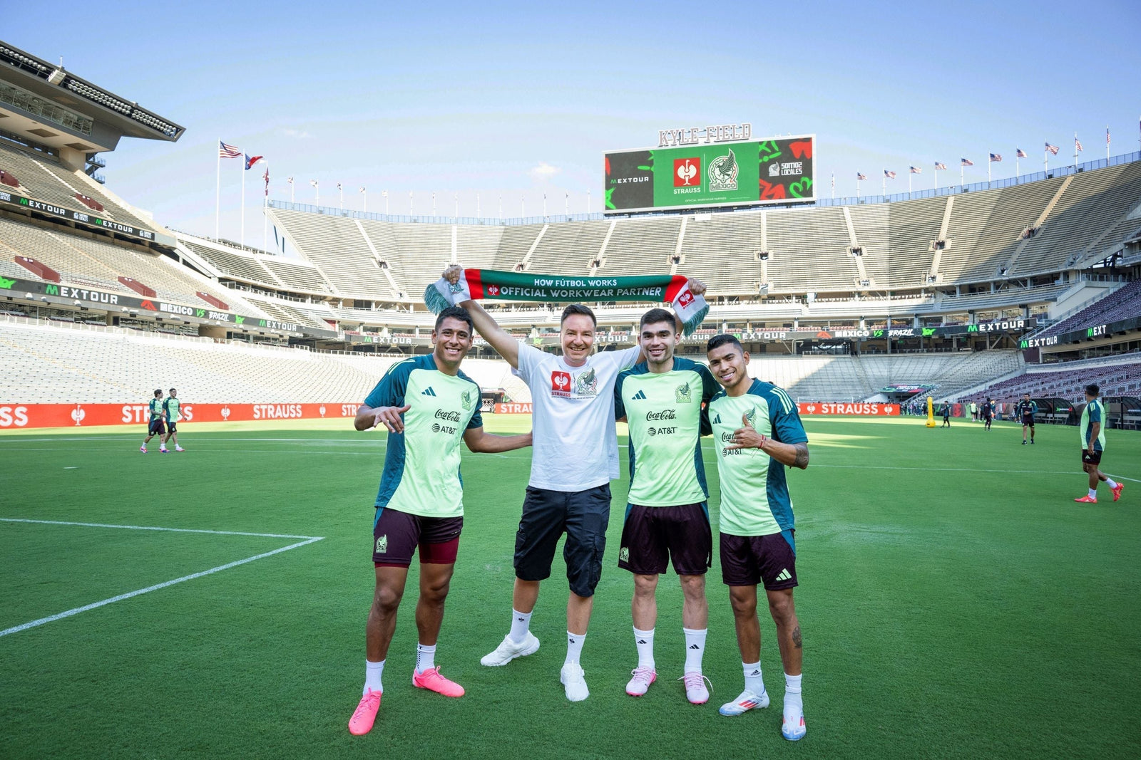 STRAUSS UND DIE MEXIKANISCHEN NATIONALMANNSCHAFTEN SCHLIESSEN PARTNERSCHAFT IN DEN USA