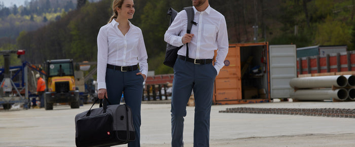 e.s.work&travel Kollektion: Raffinierte Reisetaschen und Chino-Berufshose - eine Dame und ein Herr.. 