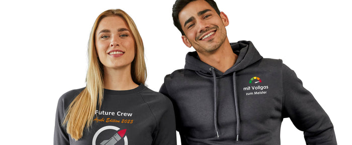 Eine junge Frau und ein junger Mann in gebrandeten Sweatshirts. 