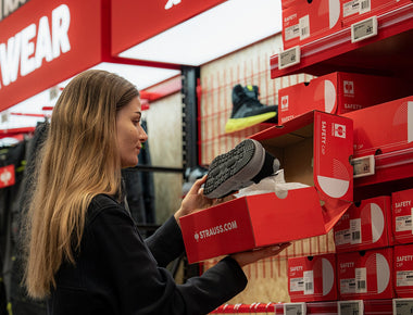 Neben der Workwearline e.s.line.co:re werden beliebte Safety Sneaker von STRAUSS angeboten. Foto: BAUHAUS