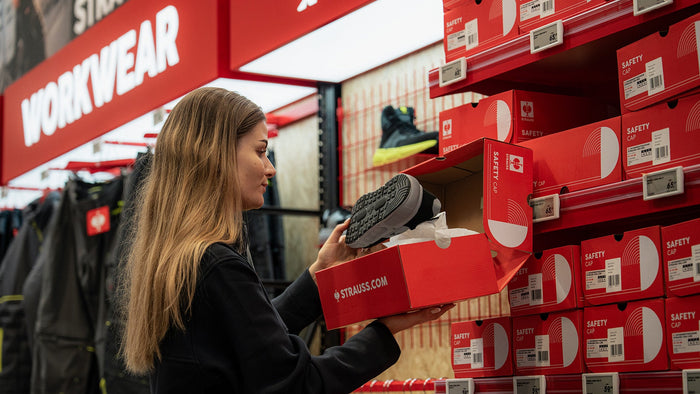 Neben der Workwearline e.s.line.co:re werden beliebte Safety Sneaker von STRAUSS angeboten. Foto: BAUHAUS