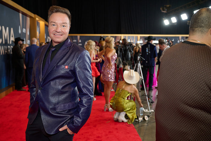 A Collab Tuned To Work – unter diesem Motto gab CEO Henning Strauss im Rahmen der 59. CMA Awards 2025 in Nashville, Tennessee, auf dem roten
Teppich eine Partnerschaft mit der Country Music Association bekannt.