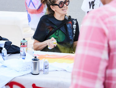 Die bekannte Graffiti-Künstlerin Muck Rock besprühte bei der Eröffnung T-Shirts für alle Besucher. 