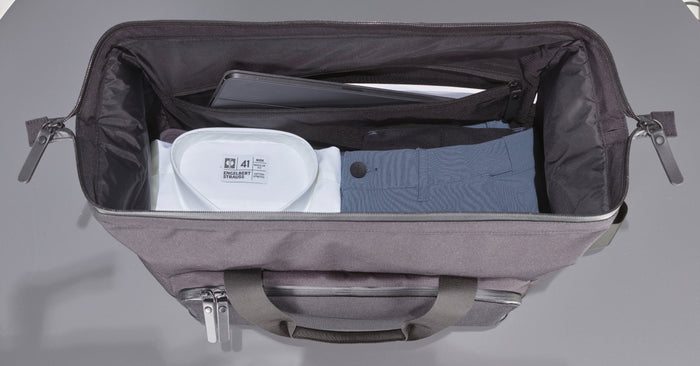 Duffle Bag-Reisetasche - geöffnet mit Inhalt