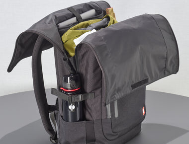 Rolltop-Rucksack e.s.work&travel - geöffnet mit Inhalt und Trinkflasche