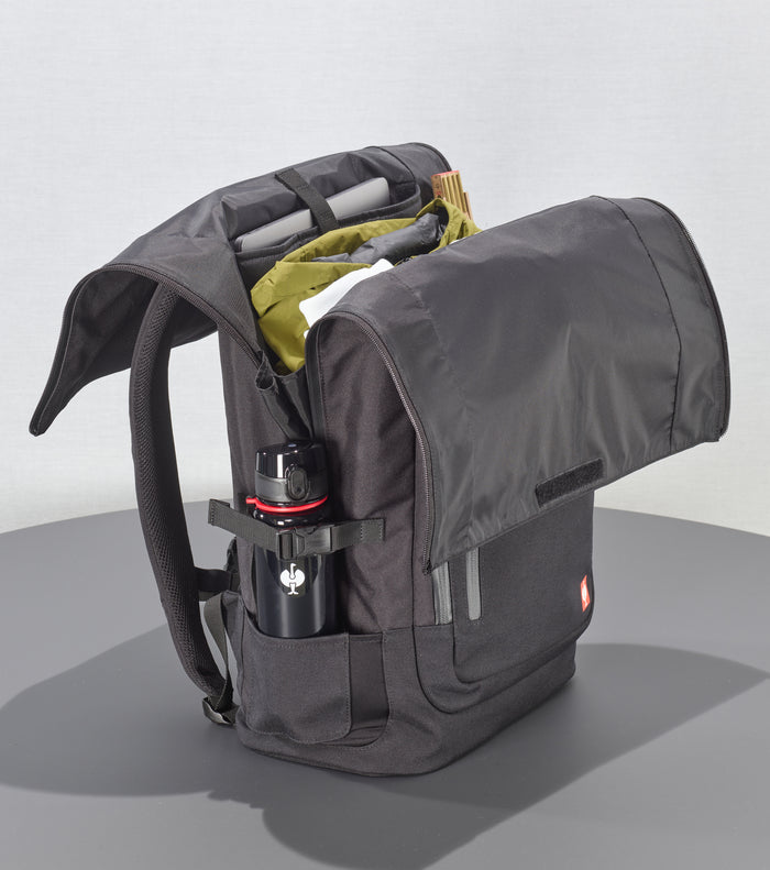 Rolltop-Rucksack e.s.work&travel - geöffnet mit Inhalt und Trinkflasche