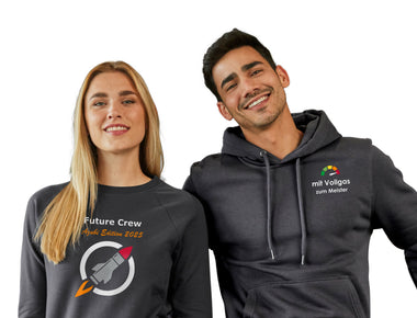Eine junge Frau und ein junger Mann in gebrandeten Sweatshirts. 