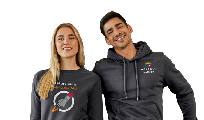 Eine junge Frau und ein junger Mann in gebrandeten Sweatshirts. 