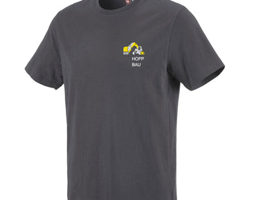 Schwarzes T-Shirt mit einem Bagger als Motiv auf der Brust. Es ist ein Beispiel für den CI Configurator MY DESIGN von Engelbert Strauss im Online-Shop. Zu lesen ist "Hopp Bau"