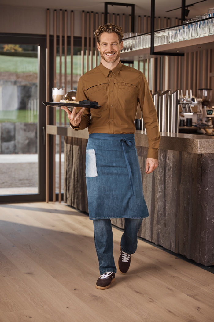 Ein Gastro-Mitarbeiter trägt den Strauss-Berufsschuh e.s. Brockton auf der Arbeit.