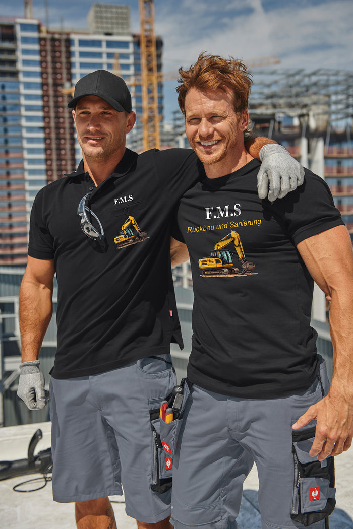 Zwei Herren im gleichen Workwear-Look und Branding sind zu sehen. Einer in Shorts, der andere in Bundhose.