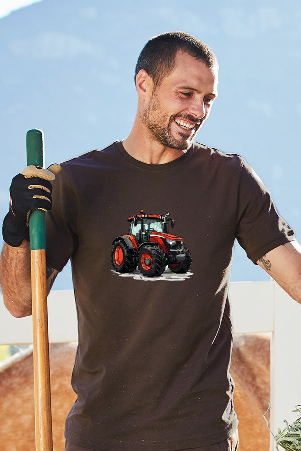 großflächiger Traktor-Aufdruck auf einem braunen T-Shirts