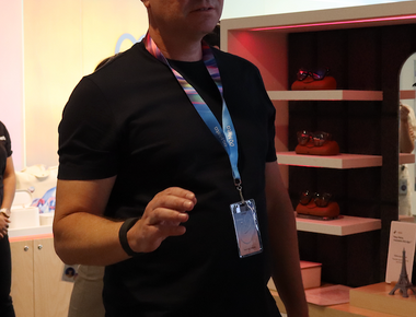 Strauss-CEO Henning Strauss erkundet im Meta Headquarter in Kalifornien die erweiterte Realität.