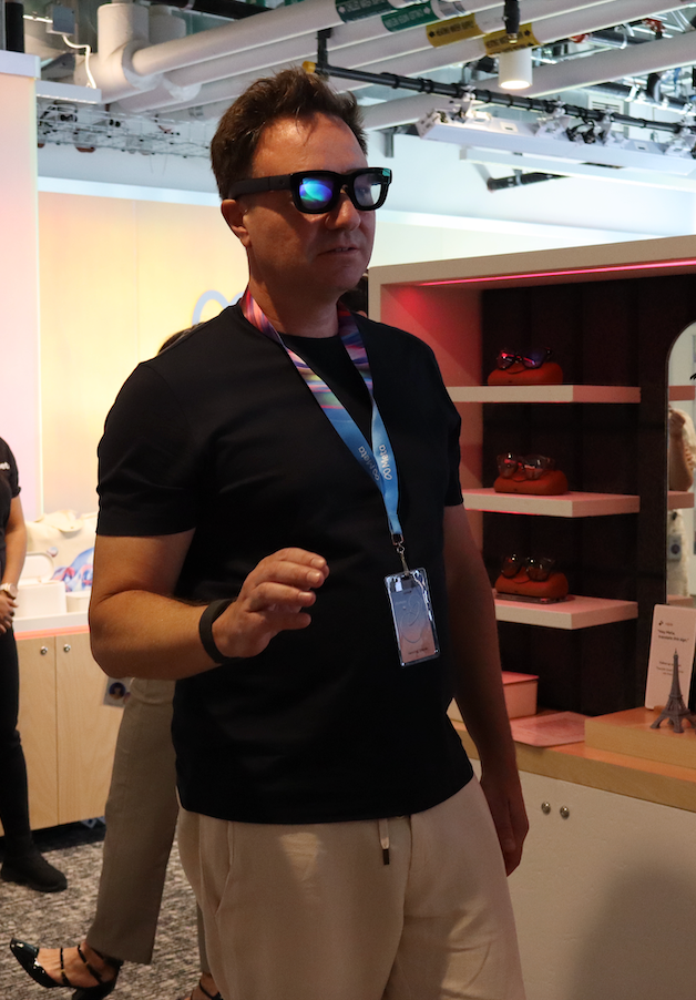 Strauss-CEO Henning Strauss erkundet im Meta Headquarter in Kalifornien die erweiterte Realität.