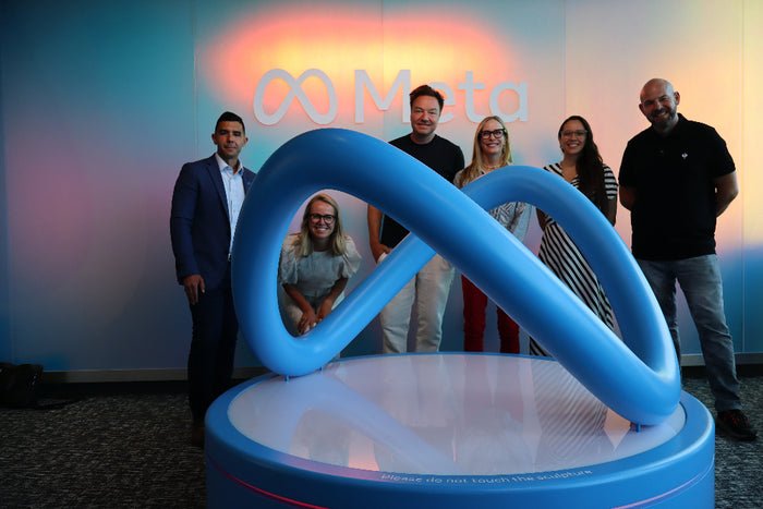 Workwear Valley trifft Silicon Valley im Executive Briefing Center von Meta in Burlingame, Kalifornien. Henning Strauss, CEO von Strauss, und Christine Trodella, VP of Commercial Sales bei Meta, im Zentrum: flankiert von den jeweiligen Teams.