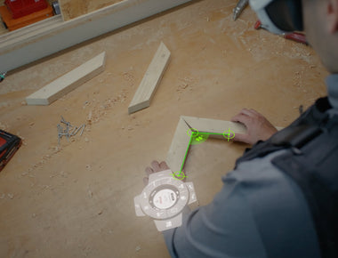 Die Kombination der Brille Meta Quest und der Applikation ermöglicht es im ersten Release, virtuell im Raum zu messen, zu nivellieren, Flächenmaße zu berechnen oder Formen zu übertragen, ohne weitere analoge Werkzeuge zu benötigen.