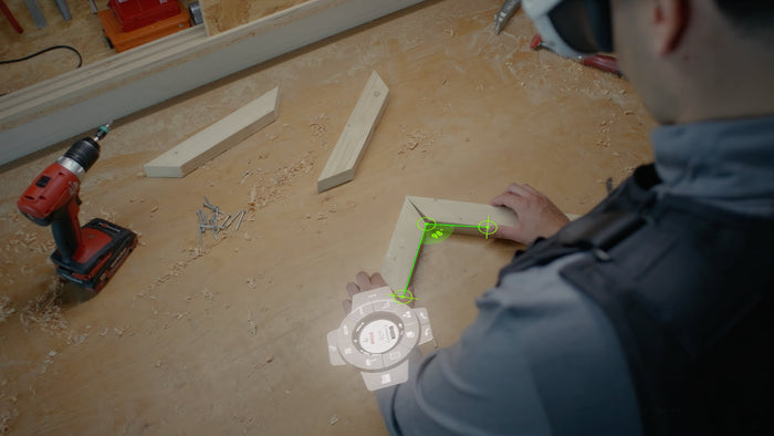 Die Kombination der Brille Meta Quest und der Applikation ermöglicht es im ersten Release, virtuell im Raum zu messen, zu nivellieren, Flächenmaße zu berechnen oder Formen zu übertragen, ohne weitere analoge Werkzeuge zu benötigen.